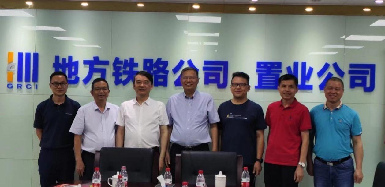 Cùng nhau thảo luận kế hoạch phát triển, thực hiện hợp tác đôi bên cùng có lợi, Yu Zhiwu và Dong Longyun dẫn đầu đoàn đến thăm và trao đổi với các doanh nghiệp liên quan ở Khu vực Vịnh Quảng Đông-Hồng Kông-Macao.
