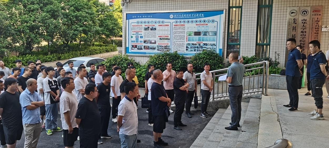 Trung tâm Đào tạo của Viện Khoa học Nghiên cứu Tàu cao tốc tổ chức đào tạo kỹ năng thực hành cho nhân viên thử nghiệm công trình đường sắt tại cơ sở thực hành của Tổng công ty Công nghệ Tàu cao tốc