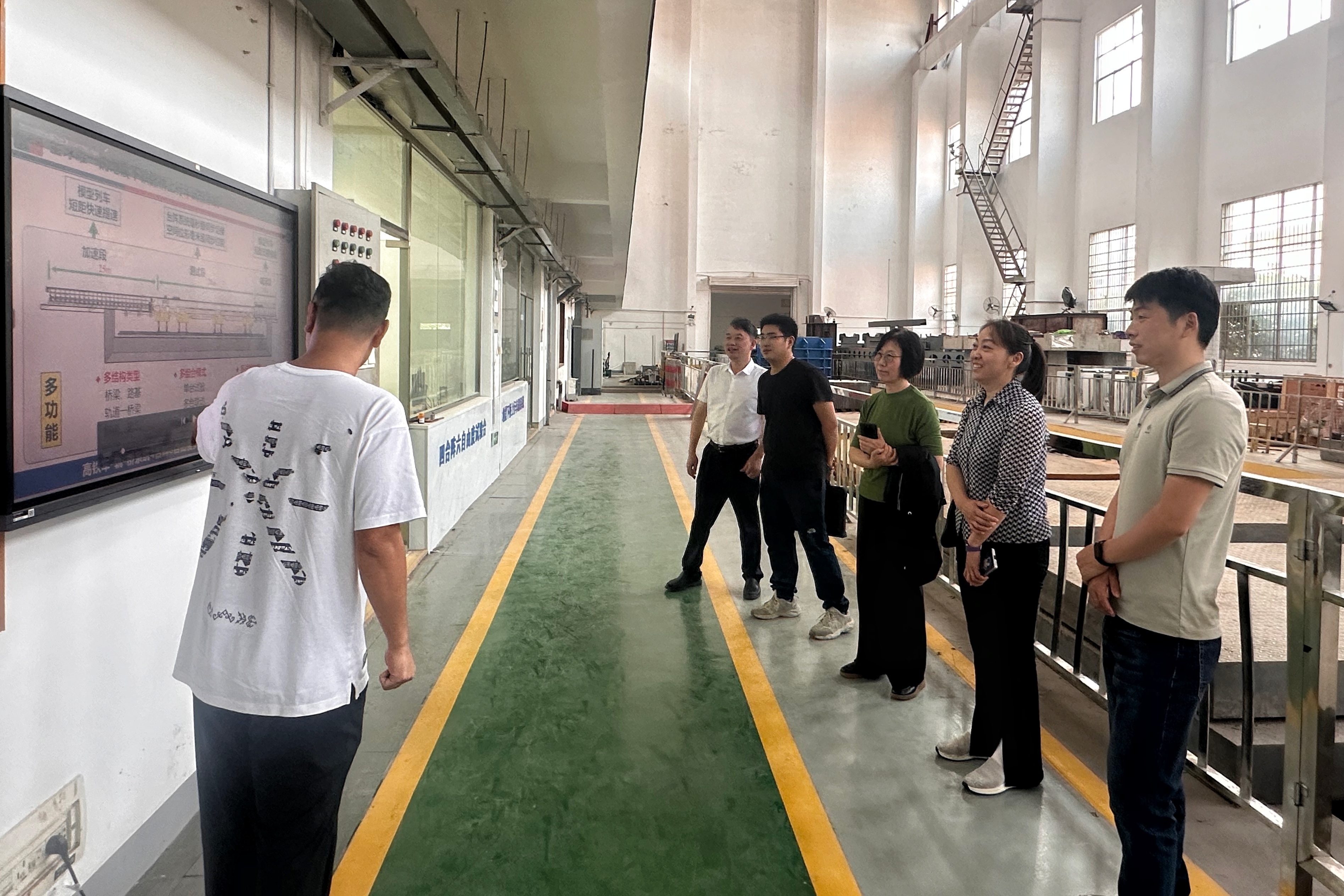 Đoàn công tác do Zhao Bin của Cục Đường sắt Quốc gia đến thăm và nghiên cứu tình hình kiểm định cây cầu đường sắt của Công ty Cao tốc Đường sắt