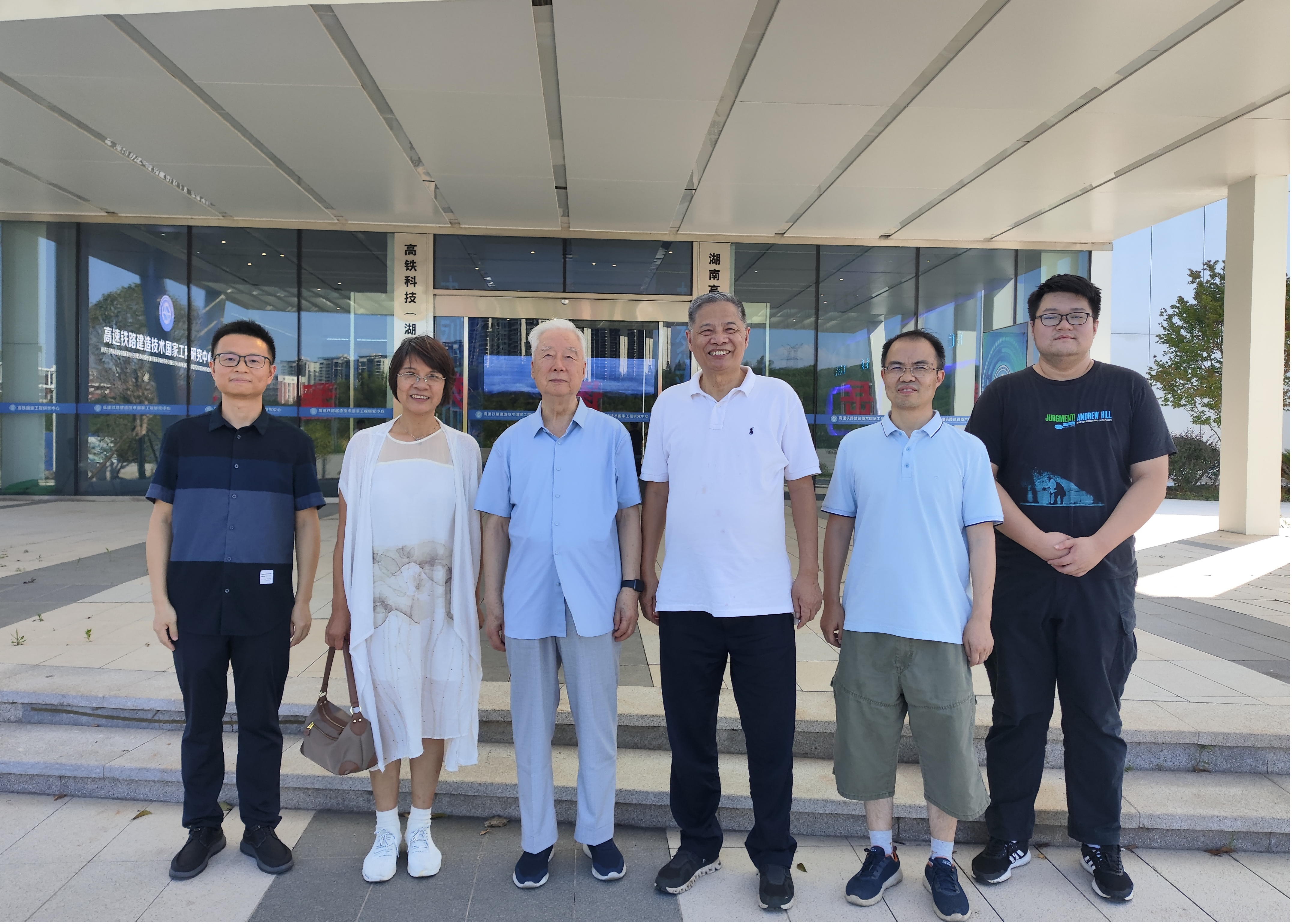 Đoàn các chuyên gia, gồm GS. Tôn Vĩnh Phúc, đã đến thăm và chỉ đạo về đổi mới khoa học và chuyển giao công nghệ.