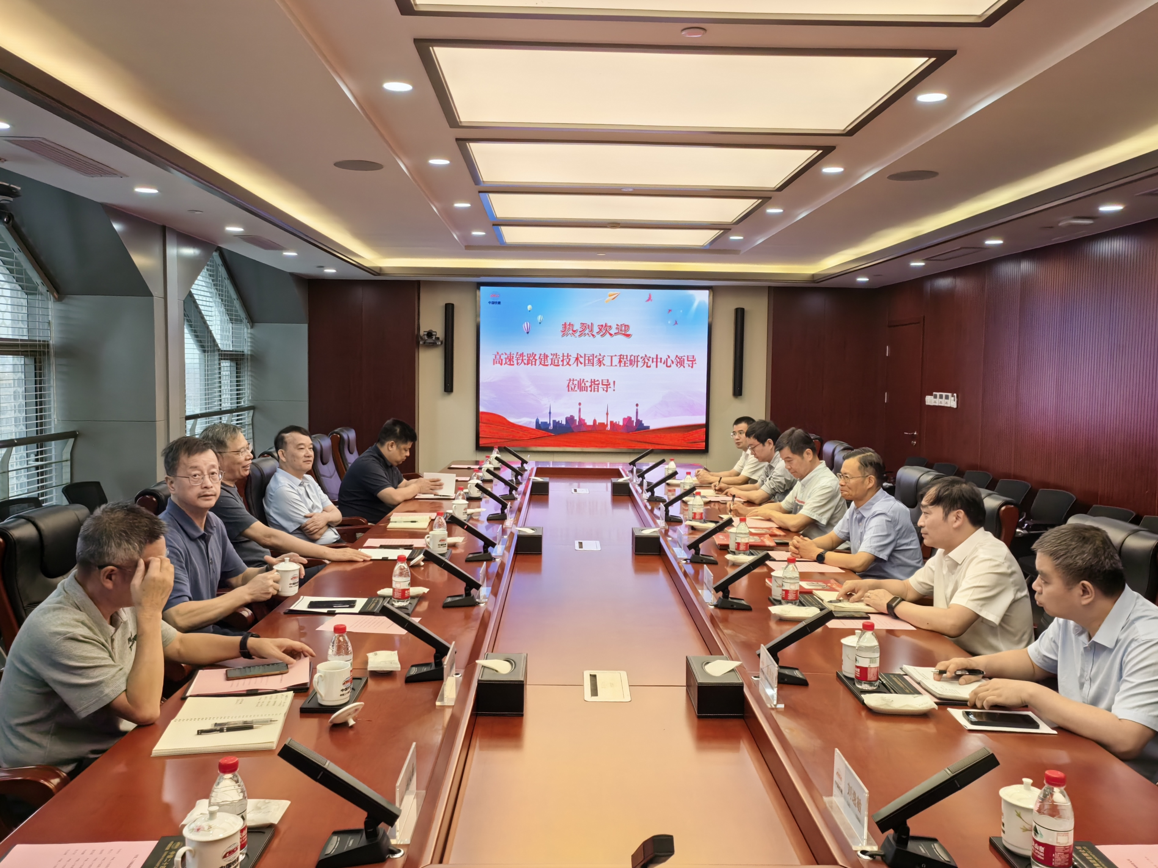 Yu Zhiwu dẫn đầu đoàn đến thăm các doanh nghiệp liên quan tại Thượng Hải.